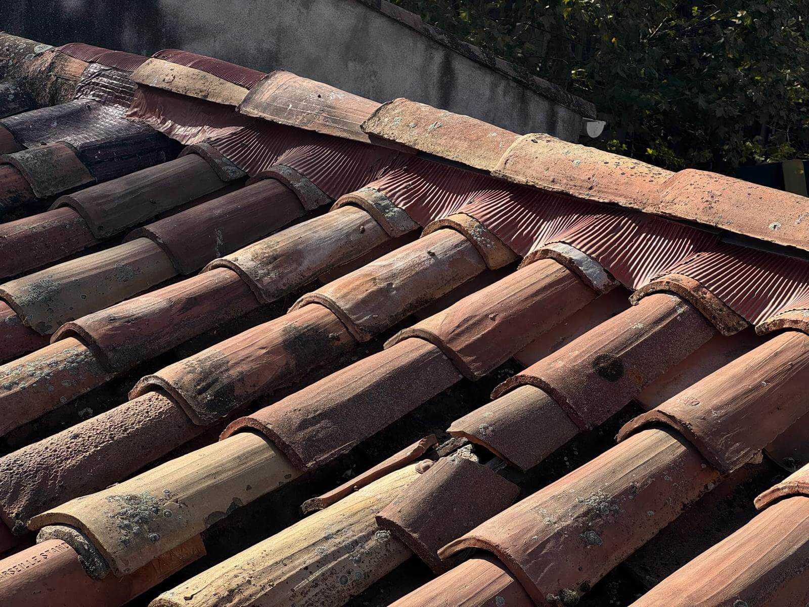 Travaux de réparation de faîtage de toiture