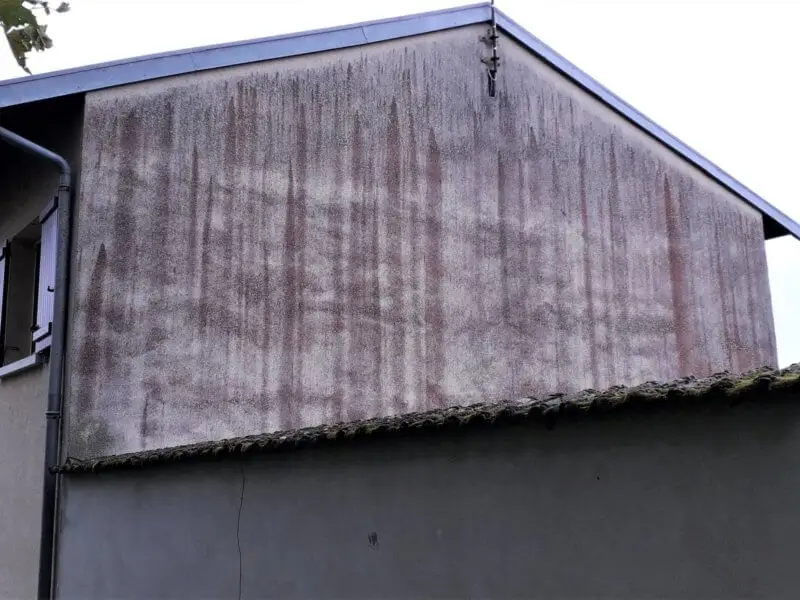 traitement et nettoyage traces rouges façade atriome