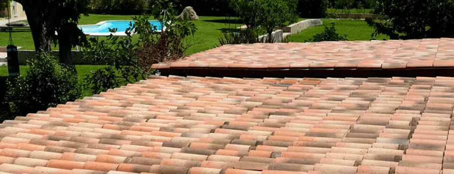 Démoussage de toiture à Toulon pour préserver vos tuiles - Atriome
