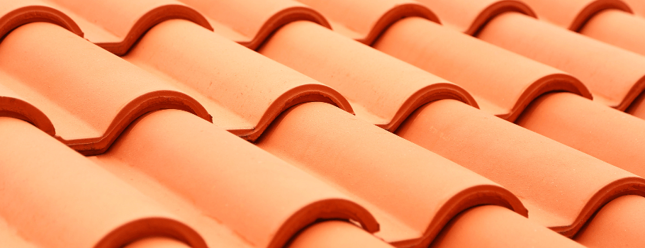 Optimisez la durabilité de votre toiture avec le nettoyage de toiture à Orange