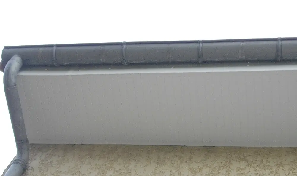 pose d'une volige sous toit en pvc